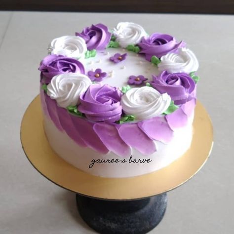 Simple Round Cake Designs, Sunflower Birthday Cakes, Floral Cake Design, Halloween Cake Decorating, Purple Cake, Chocolate Cake Designs, Daisy Cakes, Cake Decorating Icing, Unique Birthday Cakes