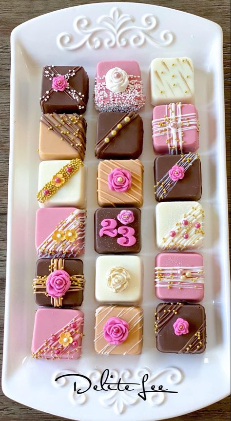 Petifours Mini Desserts, Petit Fours Design, Quince Desserts, Decorate Brownies, Brownies Decorados, Petit Four Recipes, Petite Fours, Cake Pop Designs, Tea Party Cake