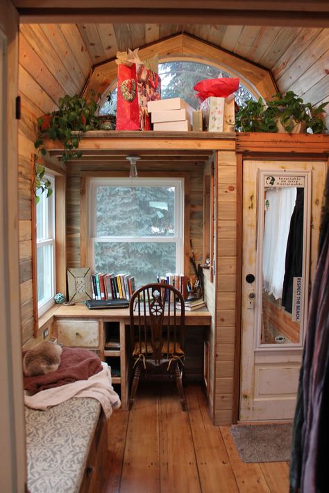 April Anson’s Tiny House – Tiny House Design Design Casa Piccola, She Shed Interior, Casa Hobbit, Shed Interior, Tiny House Interior Design, Tiny House Plan, Dekorasi Kamar Tidur, Tiny Spaces, Tiny House Interior