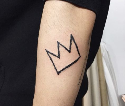 Crown Tattoos For Men, Simple Crown Tattoo, Cool Simple Tattoos, Crown Tattoo Men, King Crown Tattoo, Simple Finger Tattoo, Small Crown Tattoo, Crown Tattoos, Simple Tattoos For Guys