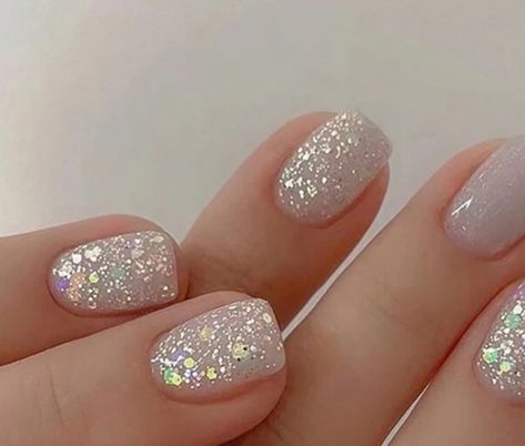 Short White Gel Nails With Glitter, Glittery White Nails, Nail Art Paillette, Holographic Glitter Nails, White Gel Nails, Lilac Nails, Glittery Nails, Glitter Gel Nails, Sparkle Nails