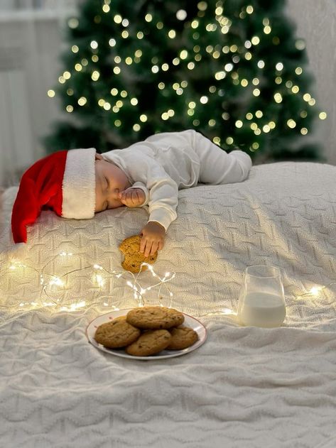 Christmas Theme Baby Photoshoot, Christmas Baby Photoshoot Ideas, Christmas Baby Photoshoot, Holiday Baby Pictures, Photoshoot Simple, First Baby Pictures, Baby Photoshoot Ideas, Christmas Baby Pictures, Cozy Christmas Living Room