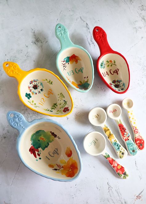 Measuring cups and spoons Beautiful Kitchenware, Measuring Ingredients, Measuring Cups And Spoons, Spoon Collection, Measuring Cups Set, Antique Dishes, Hand Painted Mugs, Cooking Supplies, Painted Mugs