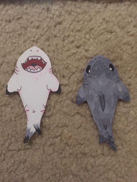 2 halves of a whole. A shark bookmark! 2d Paper Art, Shark Paper Craft, Shark Bookmark, Shark Diy, Paper Shark, Shark Crafts, Shark Craft, Shark Drawing, Paper Dogs