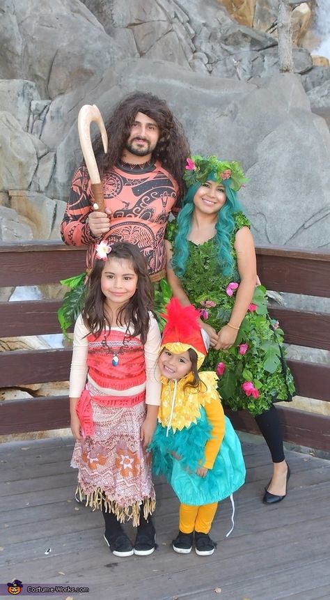 Moana Family Costumes, Halloween Moana, Disney Family Costumes, Moana Halloween Costume, Couple Costumes For Halloween, Family Costume Ideas, Family Themed Halloween Costumes, Moana Theme, Themed Halloween Costumes