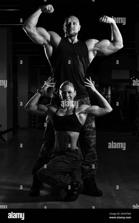 Fitness Couple Photoshoot Gym, Fitness Couple Photoshoot, Fit Couples Pictures, Couples Gym Pictures, Gym Couple Poses, Foto Gym, Athletic Poses, Couples Fitness, Poses Gym