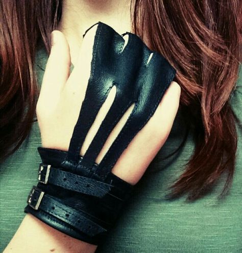 Three-fingered archery glove in genuine leather. Made by yours truly. Archery Gloves Aesthetic, Archery Bracer, Bow And Arrow Gloves, Archery Arm Guard, Cool Bows Archery, Archery Gloves, Leather Archery Arm Guard, Gloves Aesthetic, Archery Gear