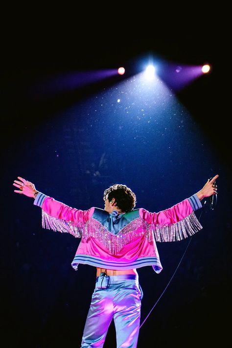 Los Angeles Night, Harry Styles Lockscreen, Love On Tour Outfits, Harry Styles Tour, Harry Styles Concert, Haikou, Harry Styles Wallpaper, Harry Styles Pictures, Harry Styles Photos