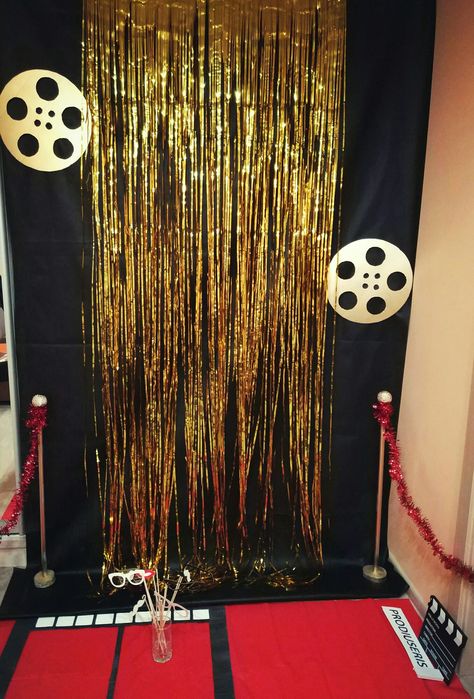 Hollywood theme photo spot Old Hollywood Decorations Party, Hollywood Glamour Prom Theme, Hollywood Theme Halloween Party, Hollywood Theme Homecoming, Hollywood Glam Party Decorations, Red Carpet Birthday Theme, Hollywood Halloween Party, Old Hollywood Aesthetic Decor, Old Hollywood Decorations Prom