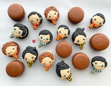 Little Mixer Sweets on Instagram: "Personalized Macarons with Harry Potter colored scarves.🧣 _________ #custommacarons #charactermacarons #harrypotterfan #harrypotter #harrypottermacarons #dallasdesserts #friscoareabusinessmoms #prospertx #glutenfreedessert #foodart #frenchmacarons #littlemixersweets" Harry Potter Macarons, Macaron Characters, Disney Macarons, Disney Macaroons, Character Macarons, Princess Macarons, Personalized Macarons, Custom Macarons, Harry Potter Colors