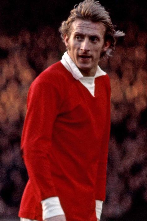 Denis Law, Man Utd Crest, Manchester United Legends, Manchester United Players, Manchester United Football Club, Manchester United Football, International Football, Man Utd, Vintage Football