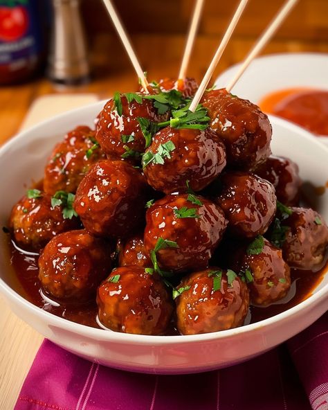 Looking for an easy yet delicious dish that balances sweet and spicy flavors? These Hot Pepper Jelly Meatballs are the perfect Hot Pepper Jelly Meatballs Crock Pot, Pepper Jelly Meatballs Crock Pot, Hot Pepper Jelly Meatballs, Pepper Jelly Meatballs, Jelly Bbq Meatballs, New Years Eve Dessert, Jelly Meatballs, Savory Meatballs, Red Pepper Jelly