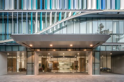 Thonburi Bamrungmuang Hospital - Healthcare Snapshots Luxury Hospital Building, Hospital Entrance Design, Hospital Luxury, Luxury Hospital, Hospital Entrance, Building Canopy, Hospital Design Architecture, Canopy Glass, Thai House