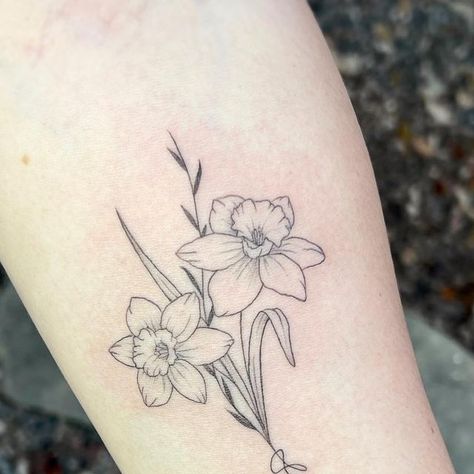 Daffodil Doodle, Fine Line Daffodil Tattoo, Dafodill Flowers Tattoo, Narcissus Tattoo, Narcissus Flower Tattoos, Bestie Tattoos, Mum Tattoo, Daffodil Tattoo, Flying Tattoo