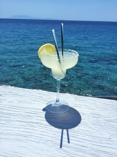 Margarita Pictures, Margarita On The Beach, Margarita Aesthetic, Summer Needs, Lime Margarita, Jimmy Buffet, Beach Drinks, Life At Sea, Classic Margarita