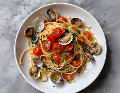 Spaghetti Vongole – Mediterraner Genuss mit Venusmuscheln Rezept - ichkoche.at Spaghetti Vongole, Chili, Spaghetti, Pasta