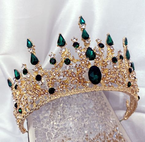 Beautiful emerald green Victorian crown with Swarovski crystals. Perfect for a special occasion. Comes beautifully packaged in a velvet pouch. Bridgerton Crown, Crown Emerald Green, Crown Emerald, Emerald Green Quinceanera Theme, Quince Crowns, Quince Crown, Green Quinceanera Theme, Victorian Crown, Anna Cosplay