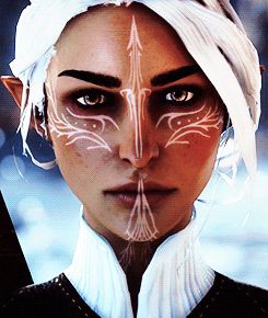 Dragon age inquisition. Another amazing Lavellan design!! Her vallaslin is so beautiful. Fae Face Markings, Light Elf Makeup, Fantasy Facial Markings, Elven Face Tattoo, Elves Makeup, Dalish Elf, Dragon Age Elf, Inquisitor Lavellan, Warrior Makeup