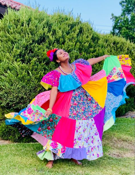 #Panama’s national dress is as culturally diverse & vibrant as its people. This is beautifully demonstrated in the polleras created by Afro-Panamanians such as this #PolleraCongo made of fabric remnants (de retazos). Los Congos is a genre of music & style of dance originated in the #Panamanian province of Colon, during Afrocolonial times. Slave women are said to have created this design with the remnants of fabric left over from the clothing they made for their enslavers. Panamanian Clothes, Dominican Fashion, Congo Culture, Panamanian Women, Outfits Colorful, Diy Fashion Scarf, National Dress, Left Over, Color Art