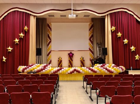 Graduation Stage Background, Graduation Stage Design, School Farewell Ideas, Freshers Day, Farewell Party Decorations, Farewell Decorations, College Fest, Graduation Reception, Graduation Hairstyles With Cap