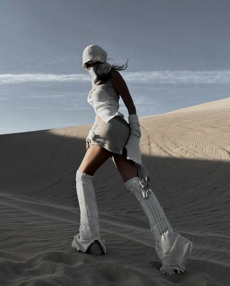 Sand Dunes Outfit, Desert Photoshoot Ideas, Sand Dunes Photoshoot, Rave Shoes, Desert Photoshoot, Rave Fits, Look Festival, Outfits Rave, Set Outfits