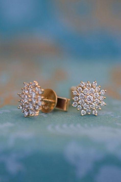 Diamond Earrings Indian, Diamond Earrings Design, Diamond Cluster Earrings, Gold Ring Designs, Jewelry Tags, Gold Bangles Design, Gold Bracelets, Jewelry Design Earrings, Gold Earrings Designs