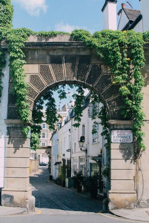 Kynance Mews Charlotte Street Hotel, Columbia Road Flower Market, Camden Markets, Colorful Places, Bethnal Green, London House, London Places, Instagrammable Places, Old London