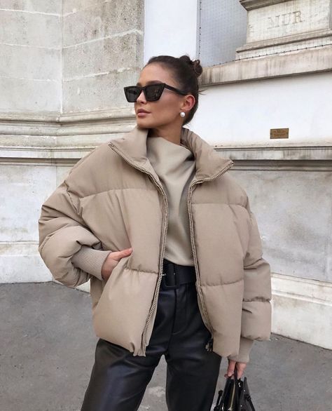 Zara Street Style🖤 on Instagram: “📸: @majamarko7 Zara coat🖤ref: 4341/202/731✨✨✨ #zara #zaraeurope #zarastyle #zaralover #zaralovers #style #stylish #zarafashion #fashion…” Winter Bubble, Vinter Mode Outfits, Beige Puffer Jacket, Beige Puffer, Fashion Stand, Parka Women, Khaki Jacket, Looks Chic, Mode Inspo