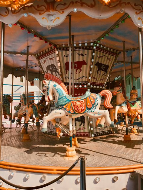 Amusement Park rides Park Games, Theme Parks Rides, Circus Birthday Party, Birthday Party Printables, Amusement Park Rides, Carnival Rides, Circus Animals, Blue Horse, Circus Birthday