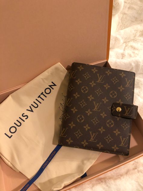 Here are some tips to help you choose the perfect Louis Vuitton Agenda cover that will fit your lifestyle Louis Vuitton Agenda Cover, Lv Agenda Gm Louis Vuitton, Louis Vuitton Notebook Cover, Lv Gm Agenda, Lv Mm Agenda, Louis Vuitton Agenda Aesthetic, Lv Notebook, Lv Planner, Louis Vuitton Aesthetic