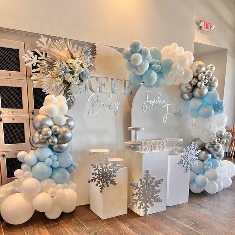 Winter Onederland First Birthday Balloon Arch, Snowflake Backdrop Ideas, Winter Wonderland Tree Decorations, Snowflake Themed Party, Winter Wonderland Decorations Pink, Ice Decorations Winter, Winter Wonderland Theme Baby Shower Boy, Snowflake Gender Reveal Decorations, Winter Onederland Backdrop Ideas