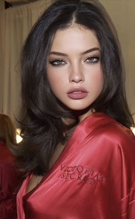 Perfect Model Face, Natural Model Makeup Look, Vs Models Makeup, V Shaped Face Aesthetic, Pretty Face Shape, Vs Model Make Up, Attractive Makeup Looks, Racy Outfits, 2011 Makeup