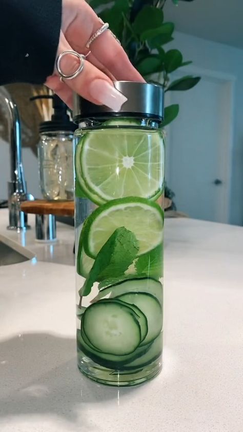 Water With Cucumber, Voss Water, Water Cucumber, Healthy Water Drinks, دورة شهرية, Sport Nutrition, Infused Water Recipes, Water Aesthetic, Fruit Infused Water