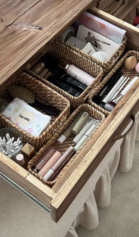 Rangement Makeup, Organization Skincare, Room Organization Bedroom, House Organisation, Apartment Decor Inspiration, Home Organisation, Dream Apartment, Bathroom Organisation, Organization Bedroom