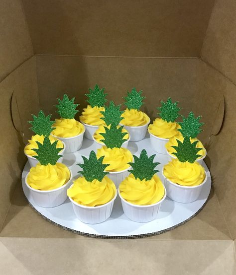 Pineapple cupcakes Pineapple Themed Cupcakes, Cute Pineapple Cake, Pineapple Cake Design Ideas, Simple Pineapple Cake Design, Tropical Pineapple Birthday Party, Pineapple Decorations, Tropisk Fest, Pineapple Birthday Party, Pineapple Cupcakes