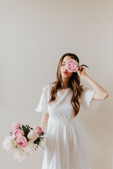 Classy Birthday Photoshoot, Peaceful Poses, Elegant Birthday Photoshoot, Classy Birthday Photoshoot Ideas, Elegant Birthday Photoshoot Ideas, Classy Birthday, Birthday Photoshoot Ideas, Spring Photoshoot, Flower Photoshoot