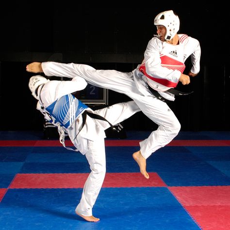 Tae kwon do- my new passion. Korean Martial Arts, Taekwondo Girl, Roundhouse Kick, Tae Kwon Do, Action Pose Reference, Martial Arts Techniques, Martial Arts Styles, Hapkido, Human Poses