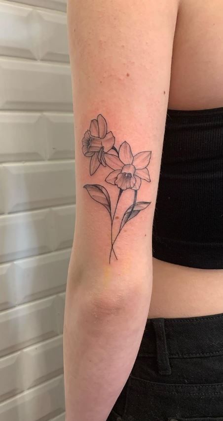 Daffodils Tattoo Design, Daffodil Tattoo Back, Daphodile Flower Tattoo, March Birthday Tattoo Ideas, Daphodil Tattoos, Daffodil Tattoo Leg, Tattoo Ideas Daffodil, Daffodil Bunch Tattoo, Two Daffodils Tattoo