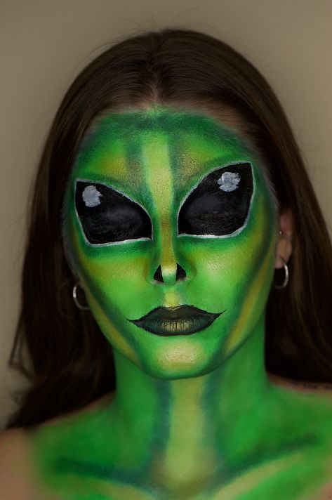 Male Alien Costume, Alien Face Makeup, Alien Makeup Easy, Green Alien Makeup, Space Theme Costume, Alien Makeup Looks, Alien Costume Ideas, Alien Face Paint, Alien Halloween Makeup