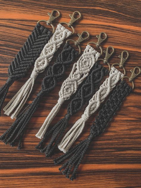 Macrame Diy Beginners, Macrame For Men, Macrame Keychain Diy, Macrame Keyring, Simpul Makrame, Pola Macrame, Hantverk Diy, Macrame Knots Pattern, Macrame Wall Hanging Diy