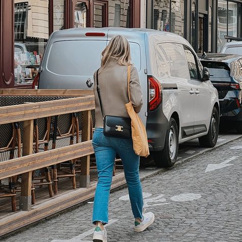 Canvas Tote Bag Outfit, Paris Aesthetic Outfit, Tote Bag Outfit, Stylish Bike, Parisian Aesthetic, Tote Outfit, French Outfit, Parisian Women, Denim Boots