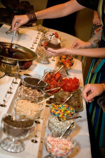 Wedding Brownie Sundae Bar! Ice Cream Sundae Bar Aesthetic, Hot Fudge Sundae Bar, Brownie Sundae Bar Wedding, Brownie Bar Wedding, Brownie Bar Party Ideas, Yogurt Buffet, Sundae Bar Wedding, Brownie Sundae Bar, Ice Cream Buffet