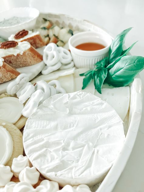 White Food Charcuterie, White Christmas Appetizers, White Party Foods Snacks, White Party Appetizers, White Party Food Appetizers, White Christmas Charcuterie Board, White Snack Board, Color Party White Snacks, White Food Board Ideas