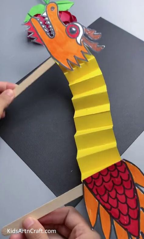 Easy Chinese Paper Dragon Craft Tutorial Check more at https://www.kidsartncraft.com/chinese-paper-dragon-craft/ Diy Paper Dragon, Paper Dragon Puppet, Paper Dragon Craft, Diy Puppet, Dragon Craft, Puppet Craft, Dragon Chino, Paper Dragon, Chinese New Year Dragon