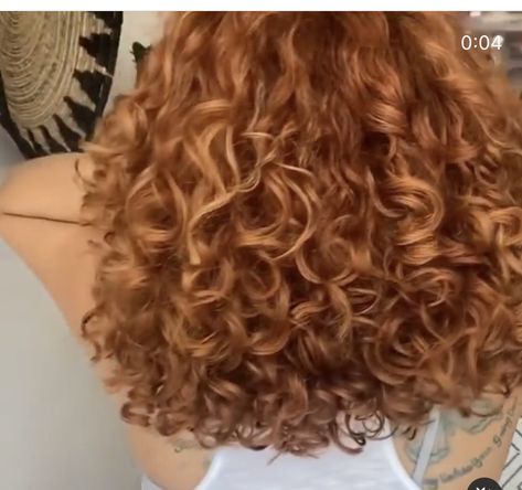 Aphrodite Manifestation, Strawberry Blonde Curls, Strawberry Blonde Curly Hair, Blonde Highlights Curly Hair, Dyed Curly Hair, Haircut Inspo, Highlights Curly Hair, Beige Hair, Brown Curly Hair