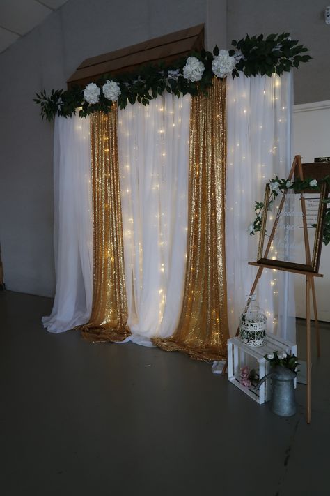 Standing Wedding Decorations, Gold Arch Wedding Backdrop, Gold And White Backdrop Wedding Ideas, Farewell Backdrop Ideas, Farewell Stage Decoration Ideas, Awards Ceremony Decorations, Quince Backdrop Ideas, Picture Backdrop Ideas, Wedding Background Decoration