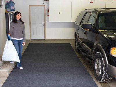 The Water Absorbing Garage Mat - Uses patented two-layer design that absorbs water, snow, and mud Garage Floor Mat, Garage Mats, Garage Floor Mats, Garage Remodel, Food Storage Organization, Hammacher Schlemmer, Holiday Storage, Garage Makeover, Home Carpet