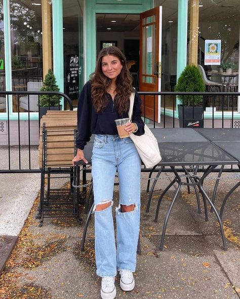 Abercrombie Curve Love Jeans cute distressed jeans for teen girls Coffee Date Outfits, Early Fall Outfits, Uni Outfits, Cold Outfits, Outfit Jeans, Outfit Inspo Fall, Fall Fashion Outfits, Mode Inspiration, Winter Fashion Outfits