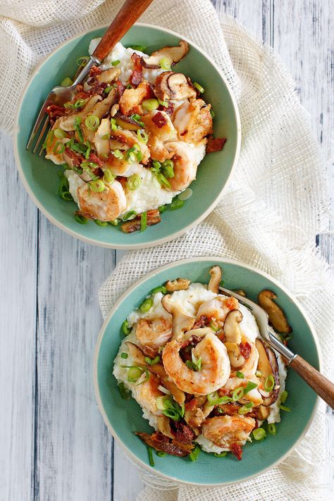 Best Southern shrimp and grits recipe - Julia's Simply Southern Low Country Shrimp And Grits, Charleston Shrimp And Grits, Easy Shrimp And Grits, Southern Shrimp And Grits, Shrimp Grits Recipe, Cajun Shrimp And Grits, Shrimp N Grits Recipe, Grits Recipe, Shrimp Grits