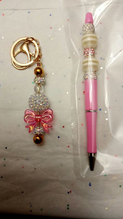 Beautiful beaded pen perfect for back to school or Christmas  a gift that any teacher will love. One that will not be hard to be misplaced are lost. also a beautiful key ring to match listing includes a beaded pan key ring and a little thank you card with the heart charm Beaded Pen Ideas, Swiftie Bracelets, Beaded Car Charms, Bead Pens, Pen Ideas, Defense Keychain, Diy Jewelry Making Tutorials, Beadable Pens, Fancy Pens